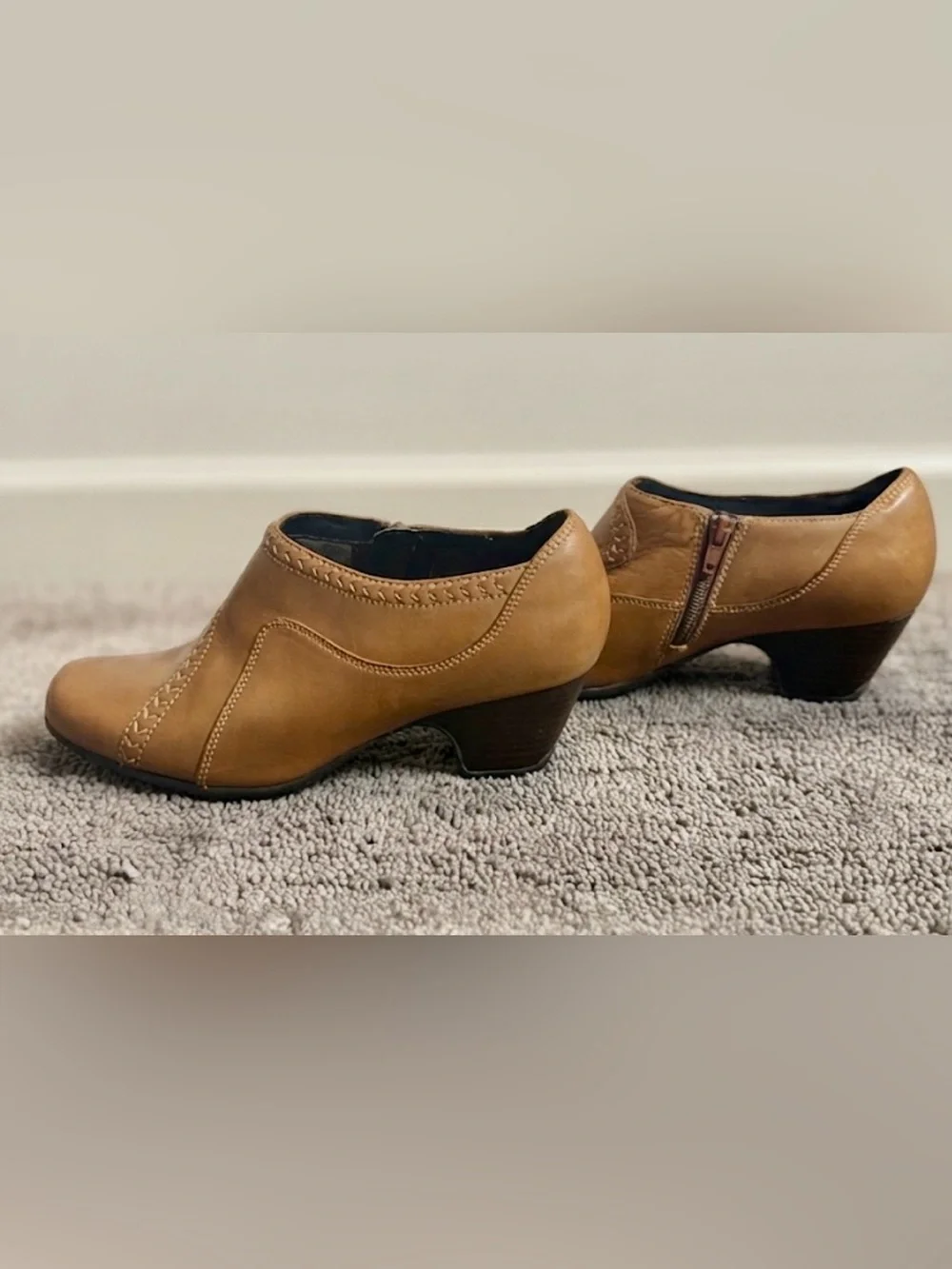 Clarks Tan Leather Ankle Boots Women’s 9W Side Zip Classic Comfort Block Heel